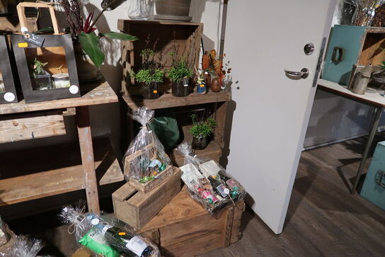 Bord, trækasser, træstubbe uden indhold