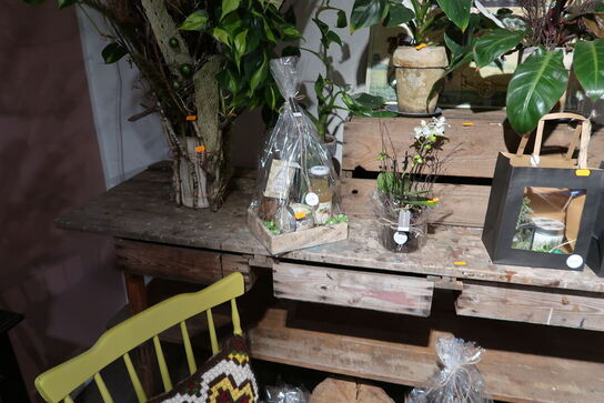 Bord, trækasser, træstubbe uden indhold