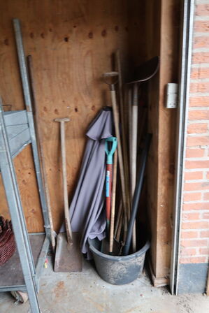 Div. Butiksinventar, reoler, skab, vogne m.m.