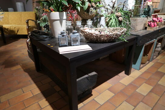 Bord samt 2 stk. træbjælker uden indhold