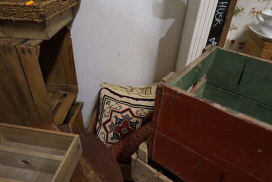 Div. Butiksinventar, puder, reoler, borde, trækasser m.m.