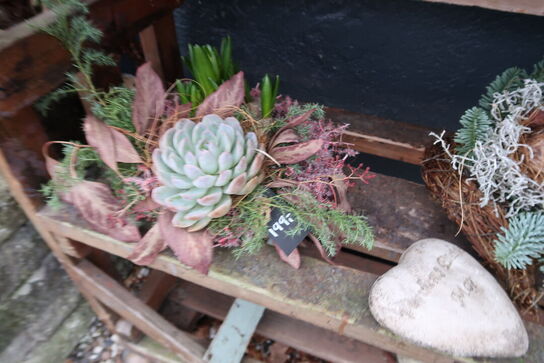 Reol med div. Dekorationer