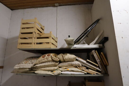 Div. Butiksinventar, puder, reoler, borde, trækasser m.m.