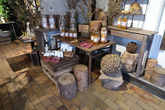 Div. Borde, butiksinventar, trækasser uden indhold