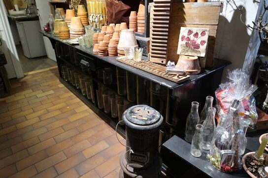 Butiksreol/bord uden indhold