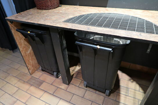 3 stk. skraldespande, div. Pinde samt prisskilte m.m.