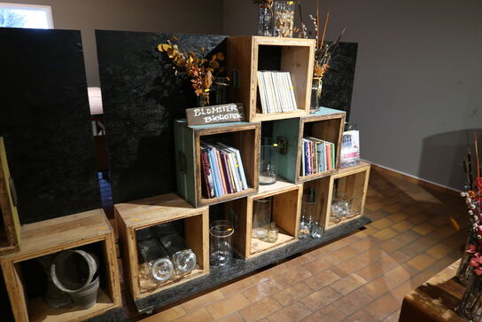 3 stk. reolsystemer på hjul opbykket af trækasser uden indhold