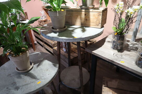 2 stk. borde uden indhold