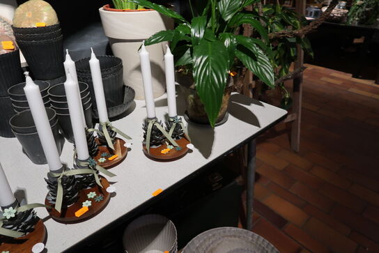 Bord, trækasse samt kuffert uden indhold