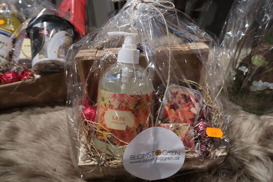 3 stk. gavekurve samt plante i vase