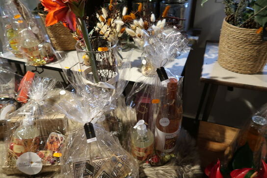 3 stk. gavekurve samt plante i vase