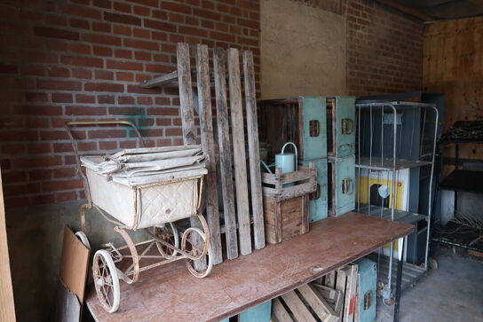 Div. Butiksinventar, reoler, skab, vogne m.m.