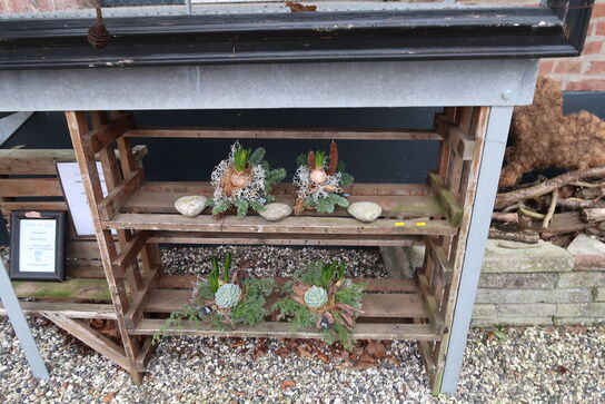 Reol med div. Dekorationer