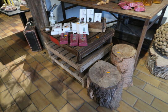 Div. Borde, butiksinventar, trækasser uden indhold