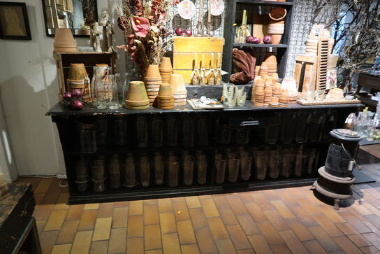 Butiksreol/bord uden indhold