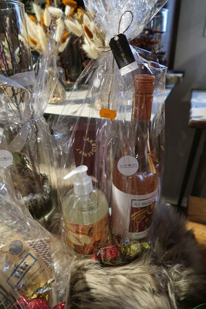 3 stk. gavekurve samt plante i vase