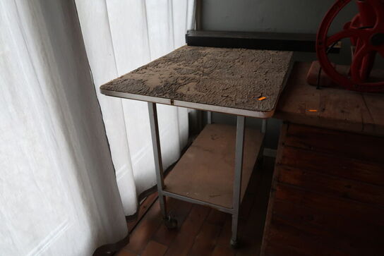 2 stk. borde med indhold