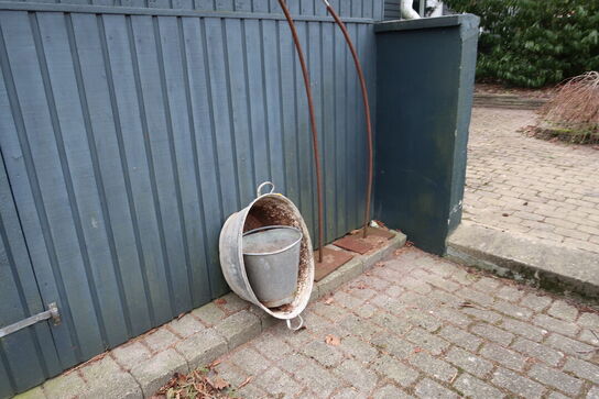 Vogn, 2 stk. spande samt stativer