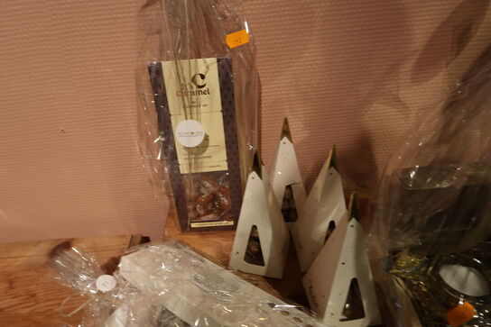 2 stk. gavekurve samt div. Chokolade