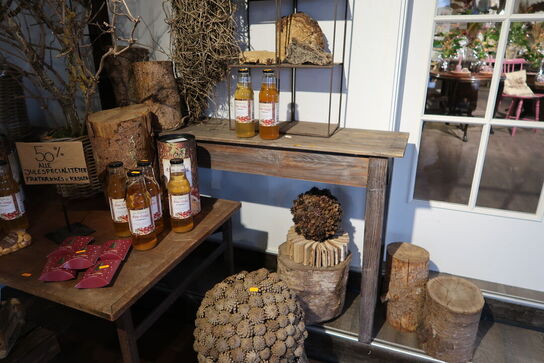 Div. Borde, butiksinventar, trækasser uden indhold