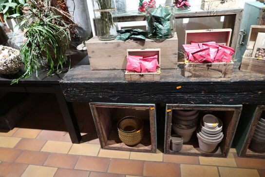 Div. Trækasser samt butiksinventar uden indhold