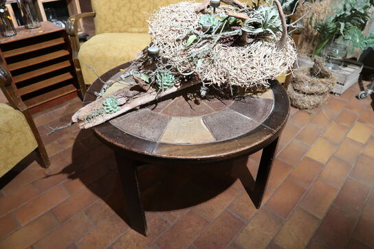 Sofabord, lænestol, sofa samt bord uden indhold