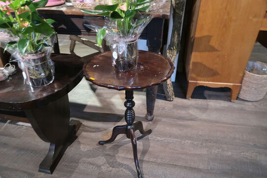 3 stk. borde samt stol uden indhold