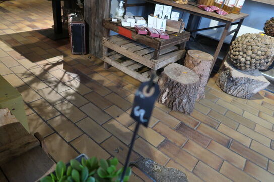 Kasse med div. Planter i krukke