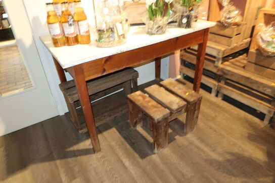 Bord, div. Trækasser m.m. uden indhold