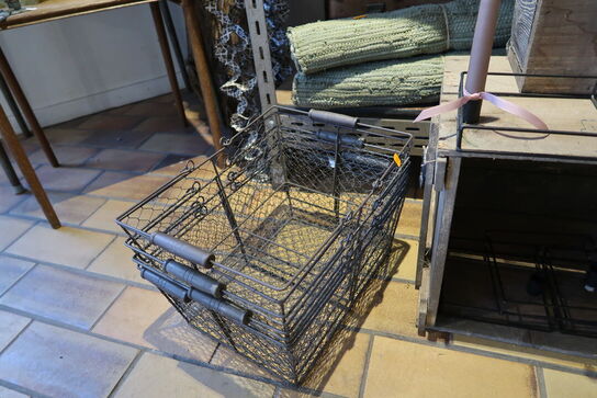 Metalkurve samt trækasser med stearinlys