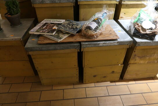 Div. Butiskinventar og trækasser uden indhold