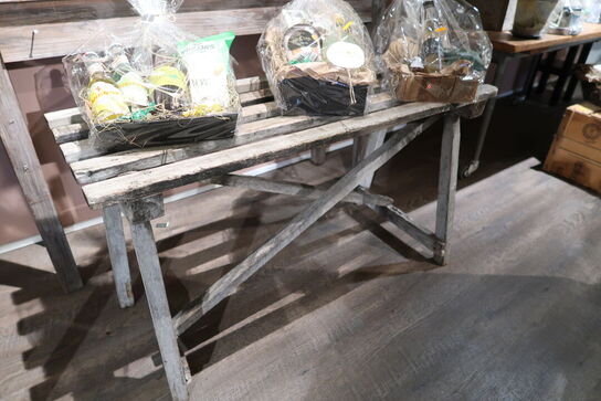 Bord, trækasse samt 2 stk. værktøjskufferter, metalkuffert, stol, bord uden indhold