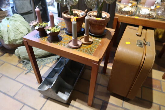 3 stk. borde, kuffert uden indhold