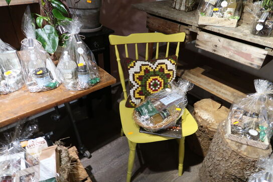 Bord, reoler, trækasse samt stol uden indhold