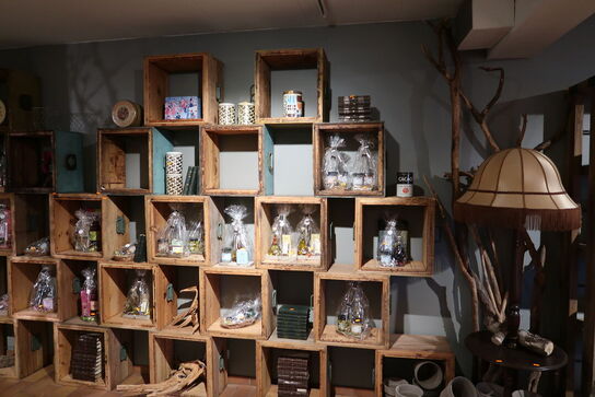 Reolsystem af trækasser uden indhold