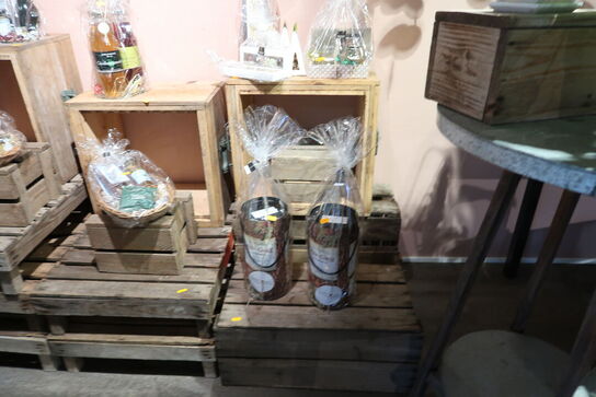 Bord, div. Trækasser m.m. uden indhold