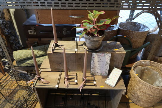 Metalkurve samt trækasser med stearinlys