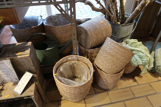 Div. Kurve samt spand med tørrede grene