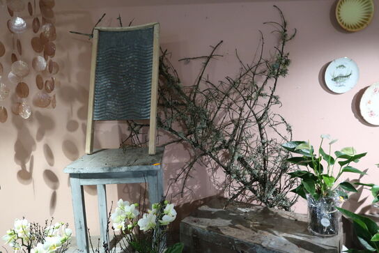 Bord, trækasse samt 2 stk. værktøjskufferter, metalkuffert, stol, bord uden indhold