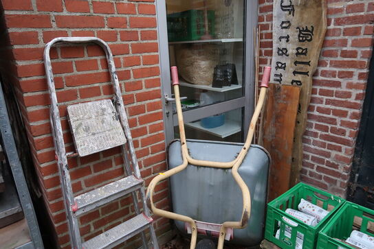 Lagerreoler med indhold, trappestige, trillebør m.m.