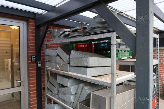 Lagerreoler med indhold, trappestige, trillebør m.m.