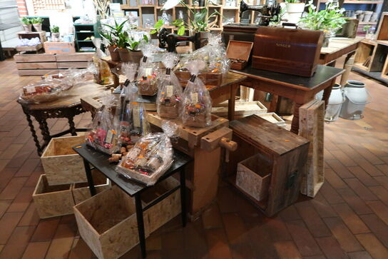 Div. Trækasser, borde, filebænk uden indhold