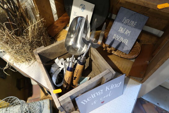 Div. Metalspande, haveredskaber, bord, trækasser m.m.