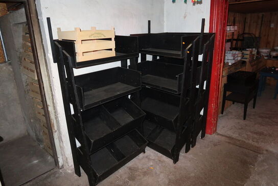 3 stk. stole, klapstole, 3 stk. reoler samt kurv