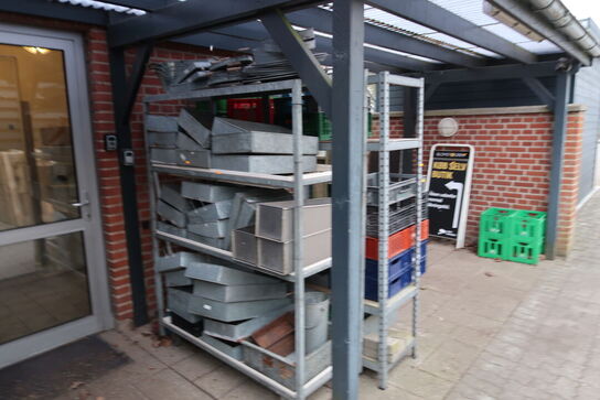 Lagerreoler med indhold, trappestige, trillebør m.m.