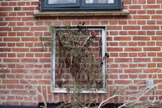 Mannequin på stol m.m.