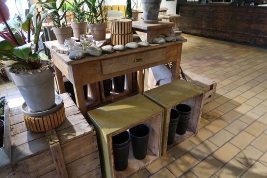 Div. Trækasser samt borde uden indhold