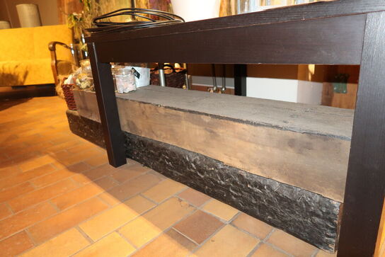 Bord samt 2 stk. træbjælker uden indhold