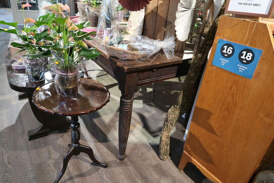 3 stk. borde samt stol uden indhold