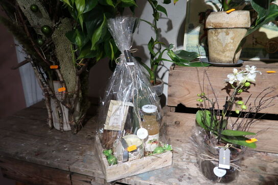 3 stk. gavekurve samt plante i vase